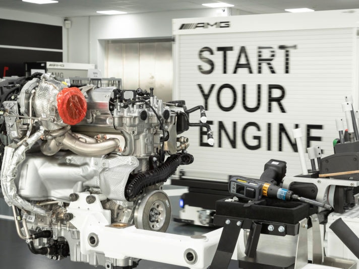 Neuer Mercedes-AMG Vierzylinder-Turbomotor aus hochmoderner Fertigung: Der stärkste Serien-Vierzylinder der Welt, made in AffalterbachNew Mercedes-AMG four-cylinder turbo engine from ultra-modern production: The world's most powerful four-cylinder engi