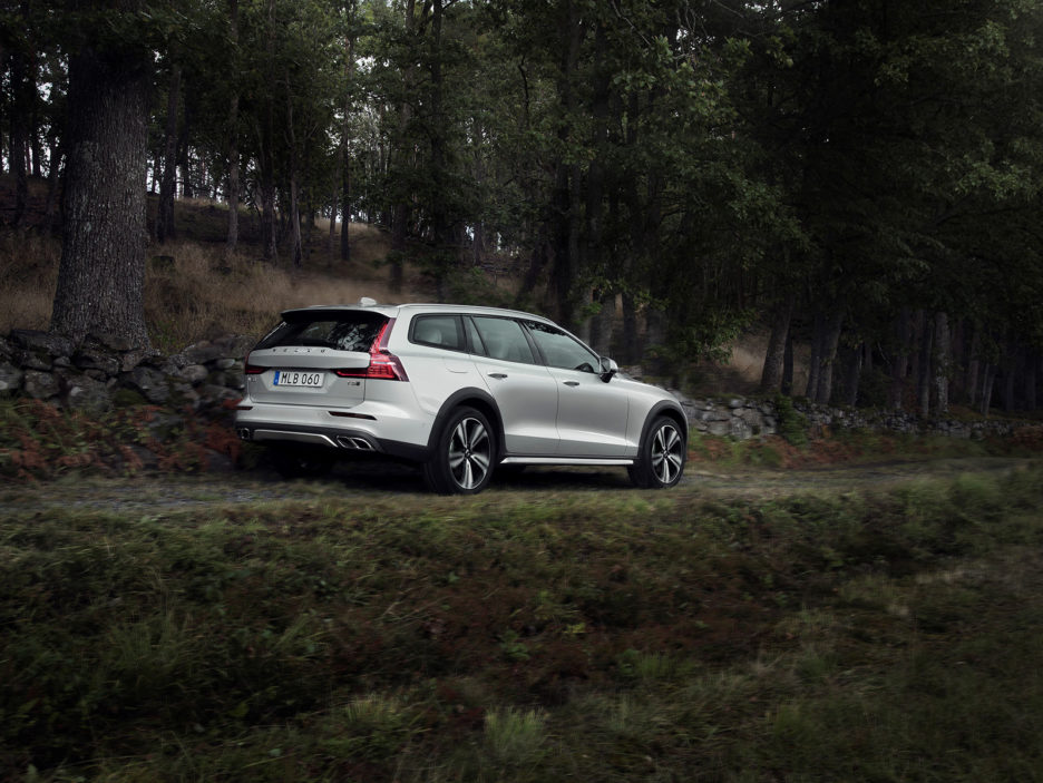 New Volvo V60 Cross Country exterior