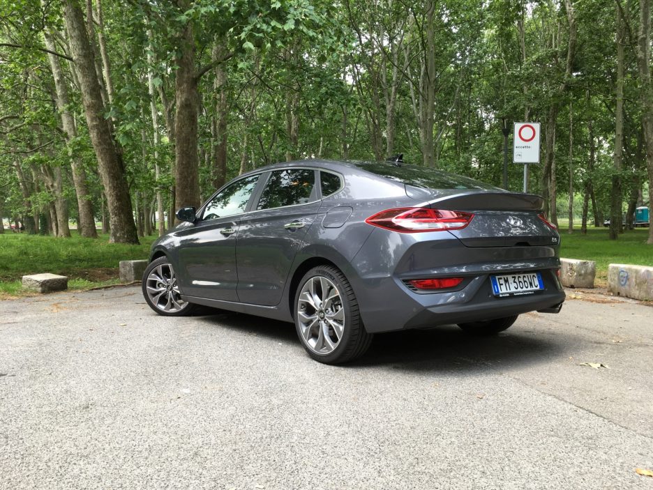 Hyundai i30 Fastback tre quarti posteriore