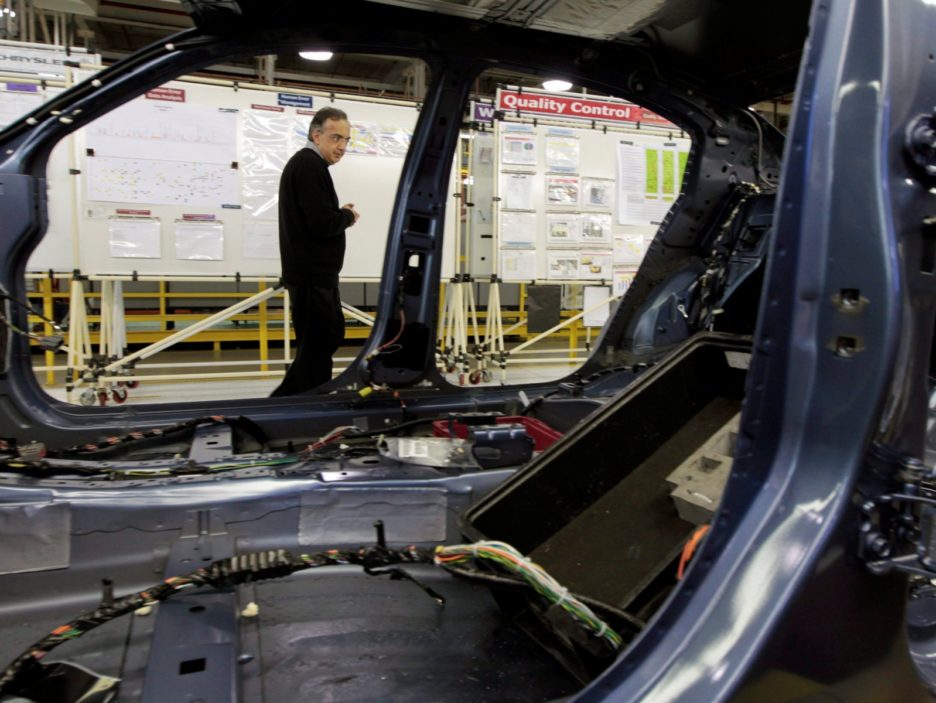 MORTO MARCHIONNE: IN FABBRICA TRA STRETTE DI MANO E CONTESTAZIONI / SPECIALE