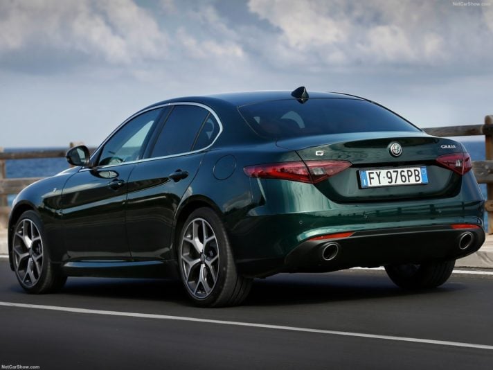 Alfa Romeo Giulia tre quarti posteriore