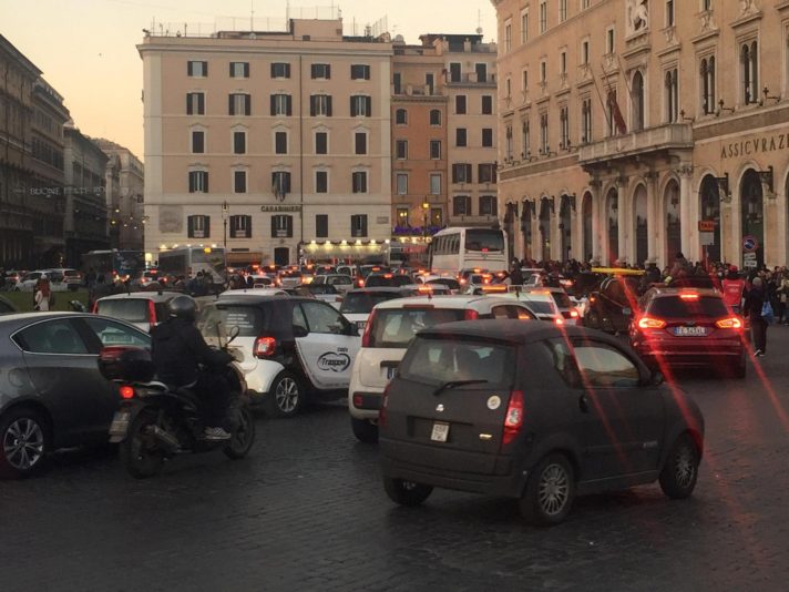 Capodanno: tanti romani e turisti a piedi,traffico in centro
