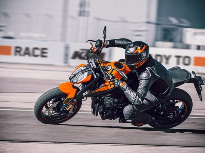 KTM 890 Duke piega