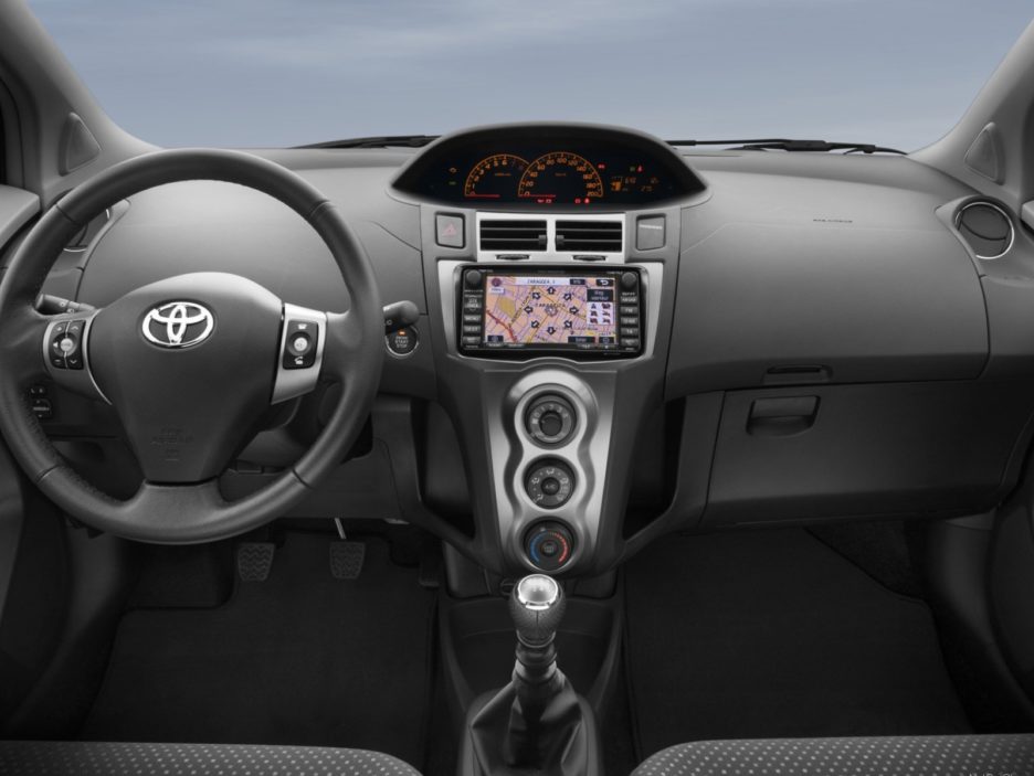 Toyota Yaris seconda generazione restyling interni
