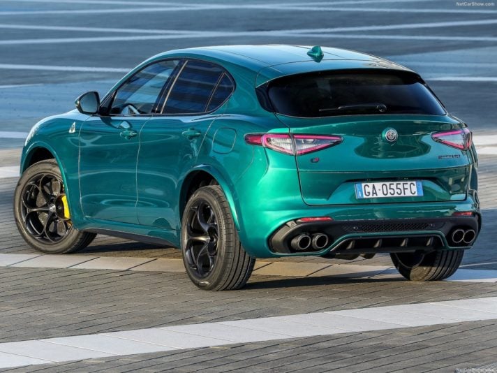 Alfa Romeo Stelvio Quadrifoglio tre quarti posteriore