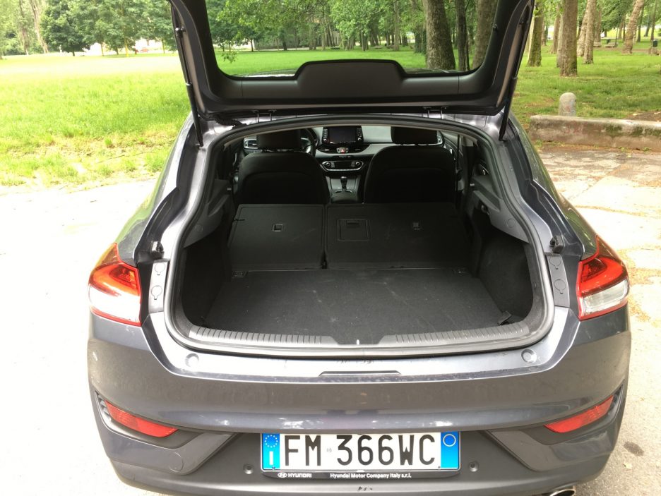 Hyundai i30 Fastback bagagliaio sedili posteriori abbattuti