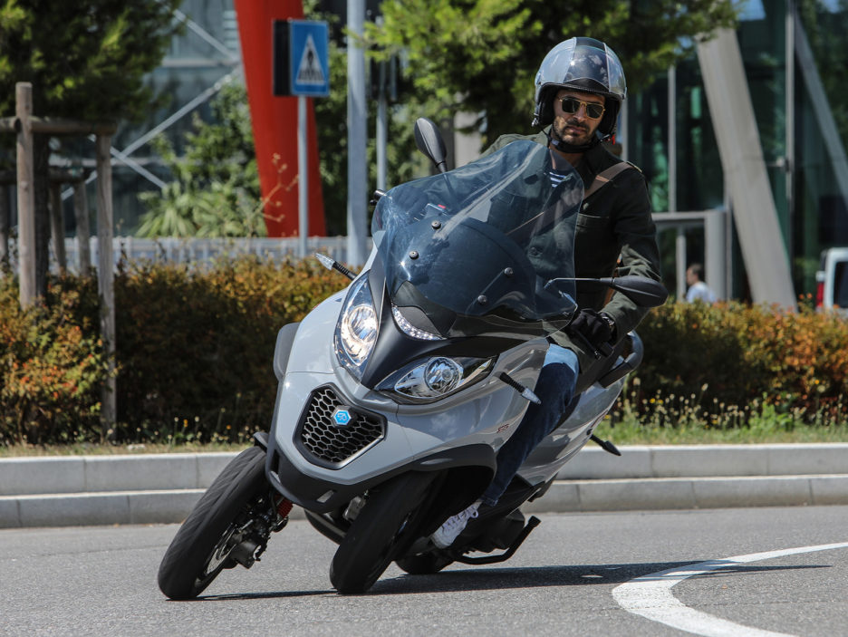 piaggio-mp3-350-action-1-