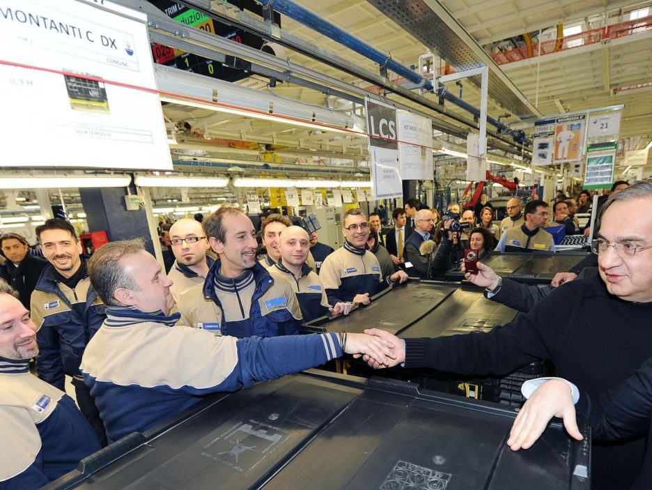 MORTO MARCHIONNE: IN FABBRICA TRA STRETTE DI MANO E CONTESTAZIONI / SPECIALE