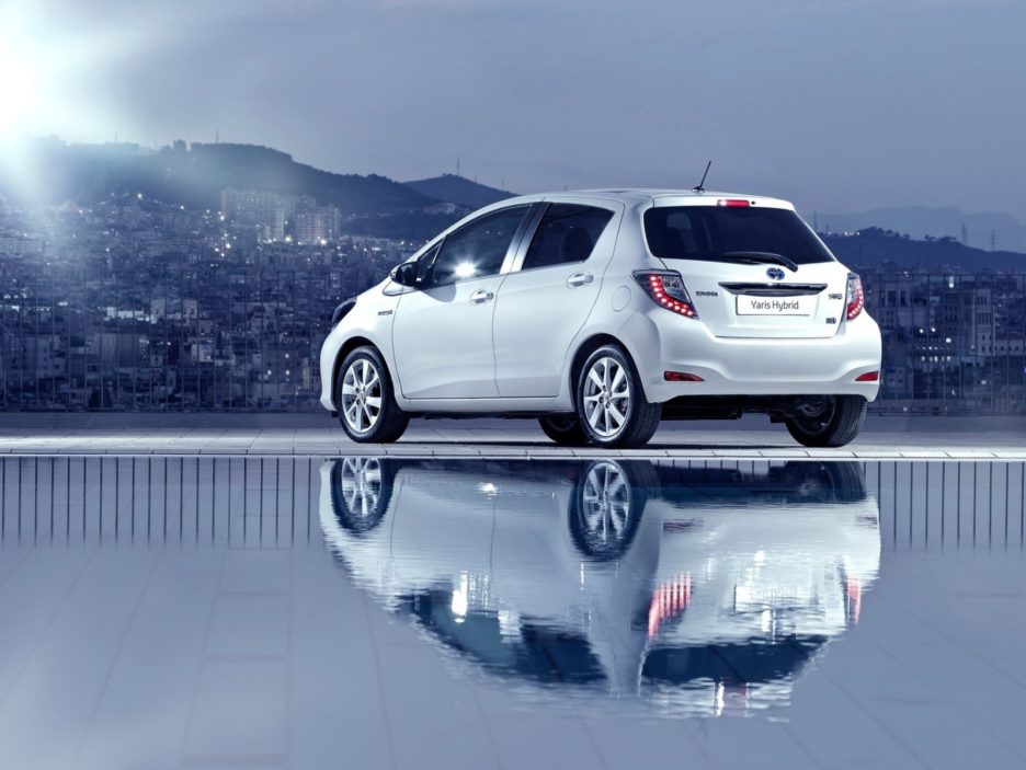 Toyota Yaris Hybrid tre quarti posteriore