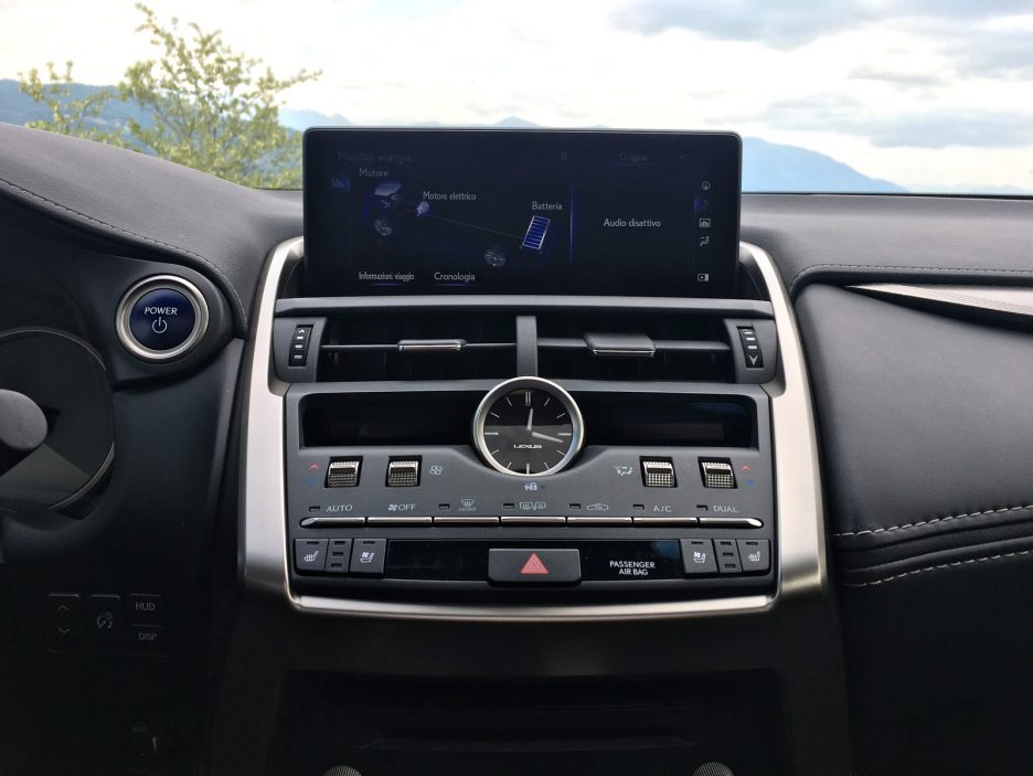 Lexus NX 300h Hybrid 11