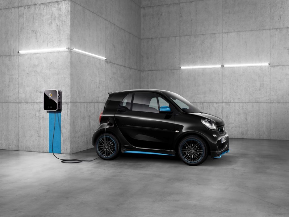 Elektroautos einfach ohne Karte oder App laden: Hubject und Daimler pilotieren serienreife Lösung für Plug&Charge