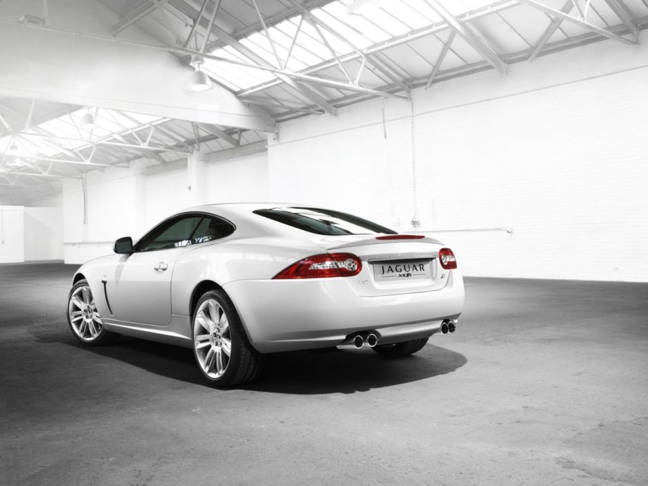 Jaguar XKR tre quarti posteriore