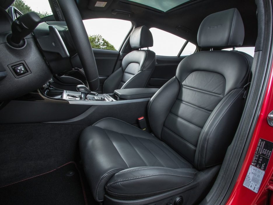Kia Stinger sedili anteriori