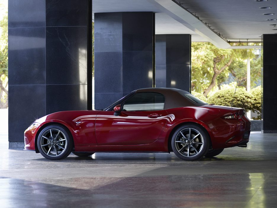 Mazda_MX-5_Brown_soft_top_GER_side
