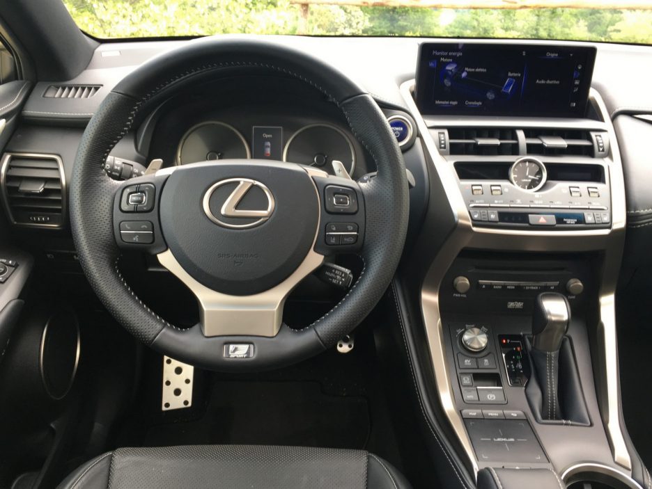 Lexus NX 300h Hybrid 10