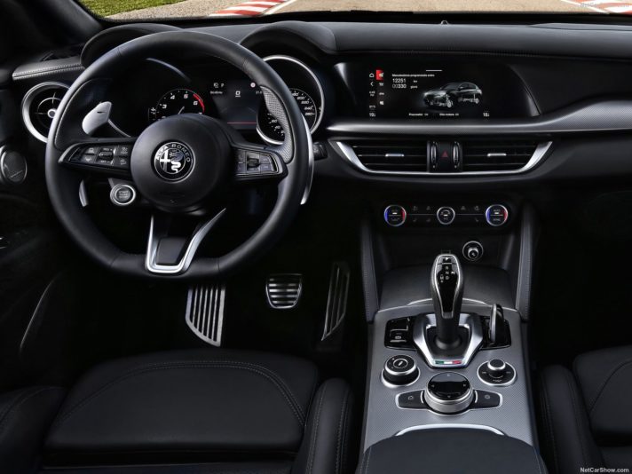 Alfa Romeo Stelvio interni