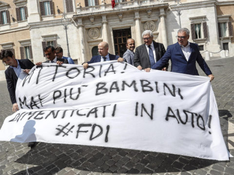 Sicurezza stradale:gruppo FdI festeggia legge davanti Camera