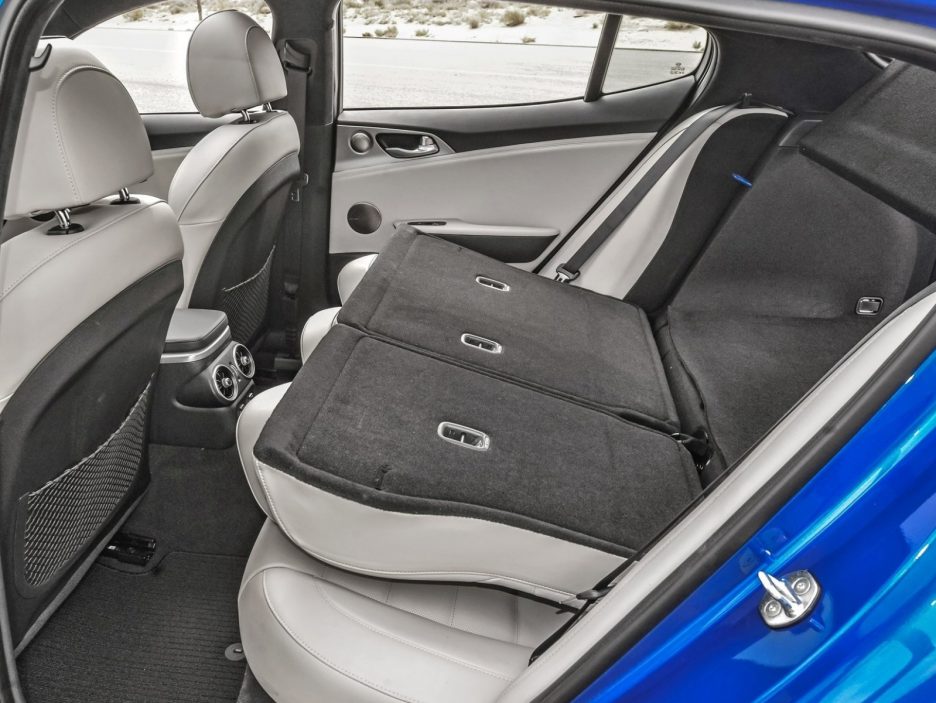 Kia Stinger sedili posteriori abbattuti