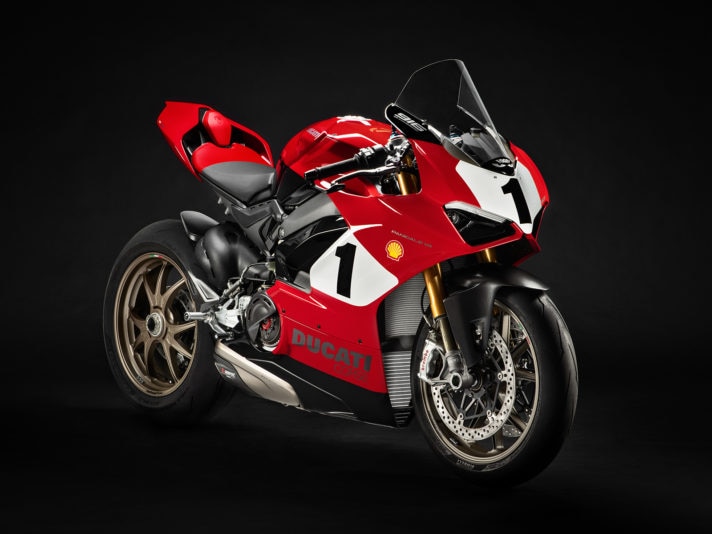 03_Panigale V4 25_ Anniversario 916_studio_UC77834_High
