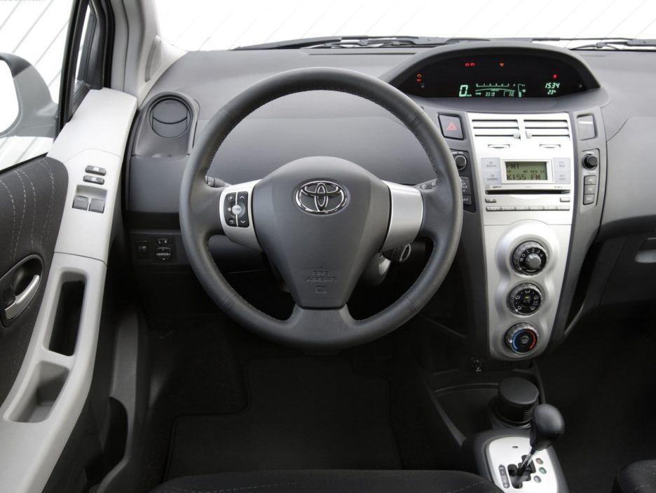 Toyota Yaris seconda generazione interni