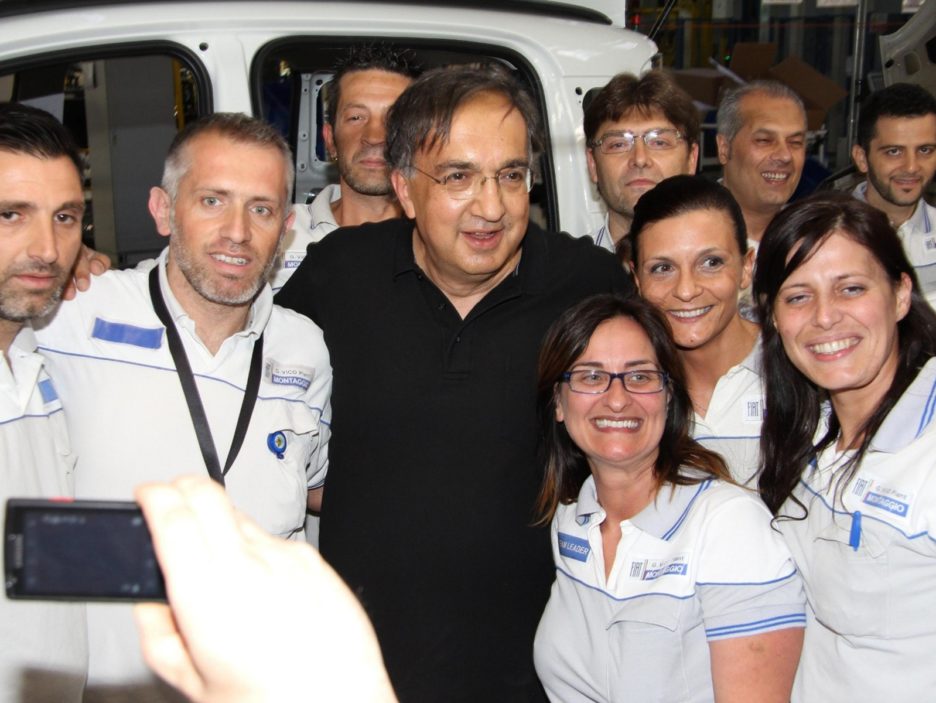 MORTO MARCHIONNE: IN FABBRICA TRA STRETTE DI MANO E CONTESTAZIONI / SPECIALE