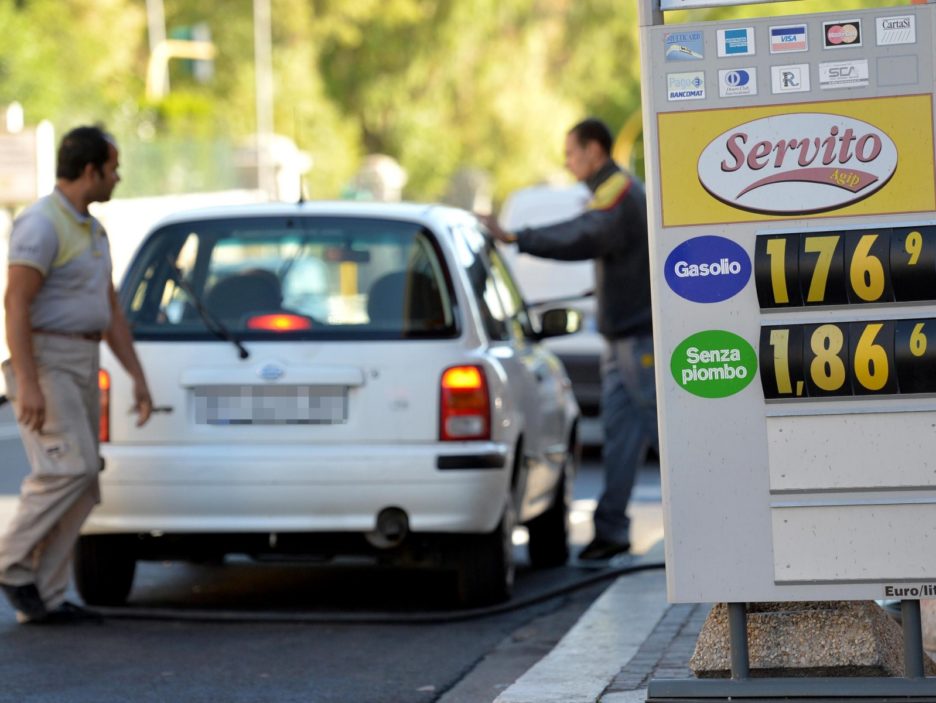 IVA: PRIMI EFFETTI AUMENTO; SU BENZINA +1,5 CENT AL LITRO