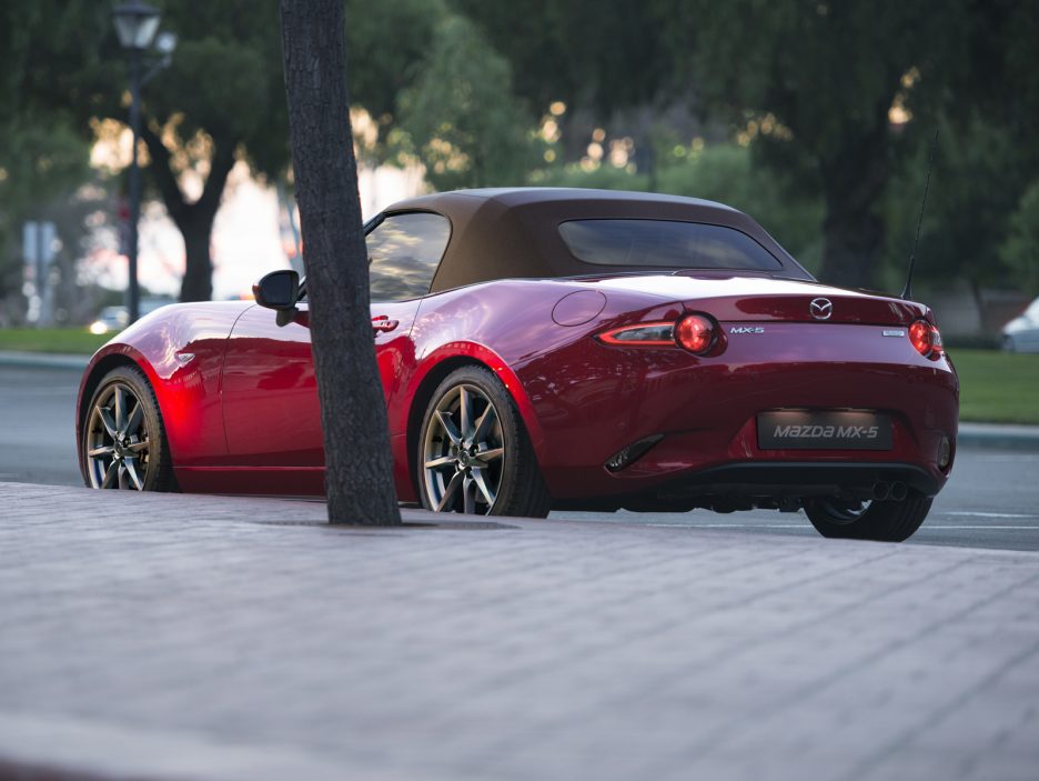 Mazda_MX-5_Brown_soft_top_GER_RQ