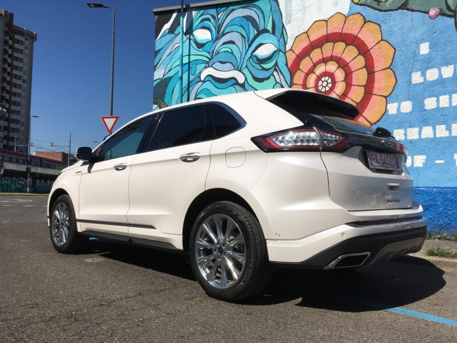 Ford Edge tre quarti posteriore