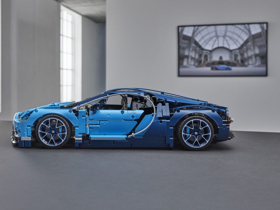 42083_LEGO_Technic_Bugatti Chiron_Side