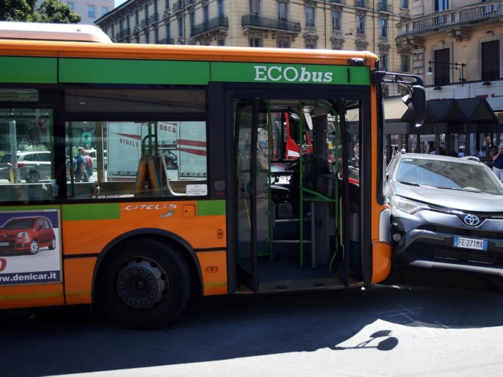 Incidenti stradali: scontro tra suv e autobus, lievi feriti